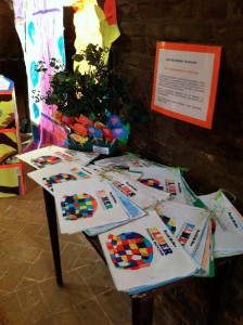 I libriccini di Elmer realizzati dai bambini e i bastoncini di legno con Elmer preparati per la festa dell'accoglienza ai nuovi iscritti